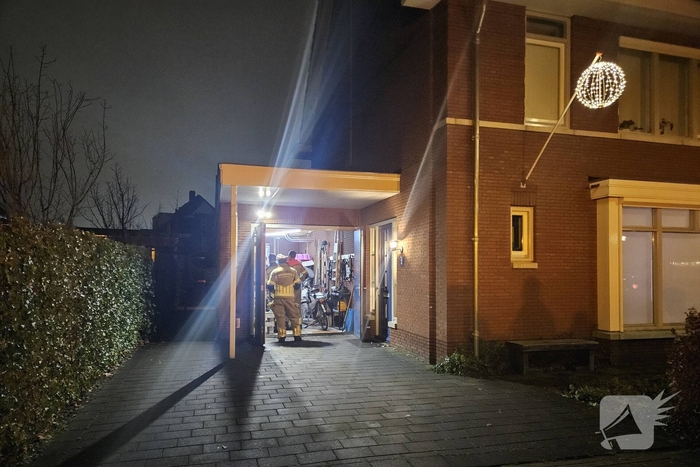 Brandweer stabiliseert instortend dak