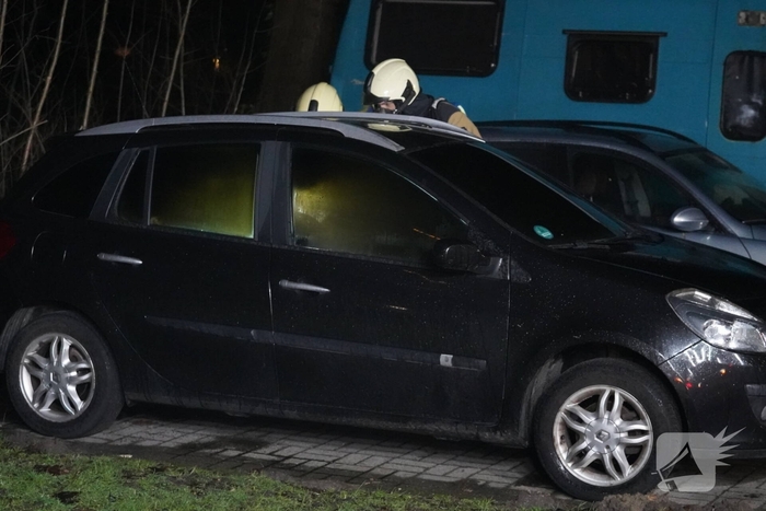 Brandstichting in auto leidt tot snelle brandweeractie