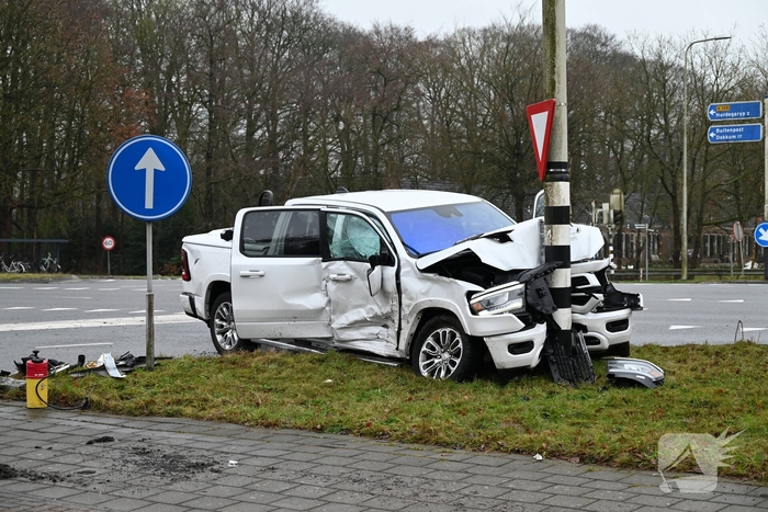 Veel schade bij ongeval op drukke weg