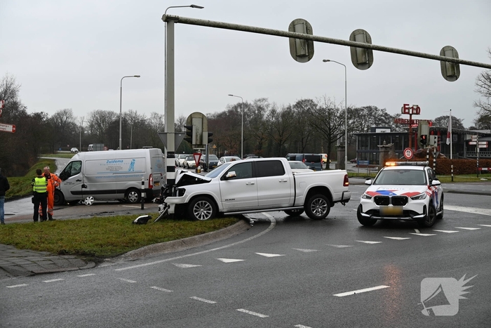 Veel schade bij ongeval op drukke weg
