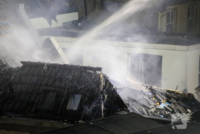 Meerdere explosies, woning verwoest, minstens één slachtoffer