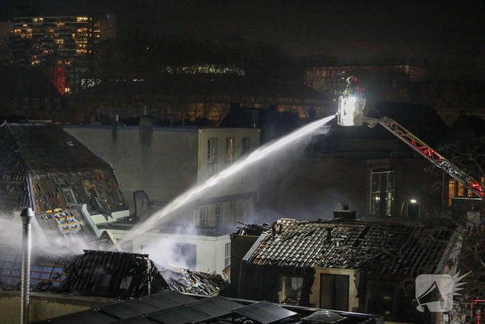 Meerdere explosies, woning verwoest, minstens één slachtoffer