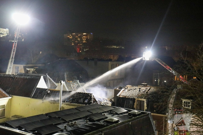 Meerdere explosies, woning verwoest, minstens één slachtoffer