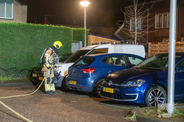 Brand in auto vergt inzet van hulpdiensten