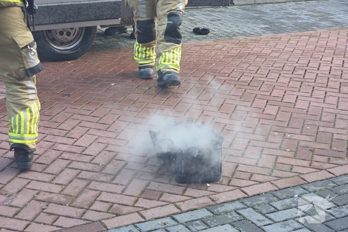 Elektrisch gereedschap in brand in bedrijfsbus