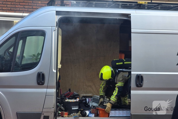Elektrisch gereedschap in brand in bedrijfsbus