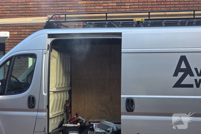 Elektrisch gereedschap in brand in bedrijfsbus