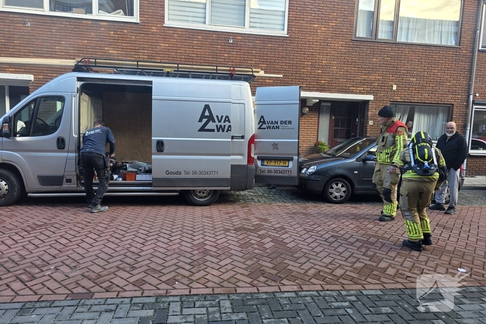 Elektrisch gereedschap in brand in bedrijfsbus