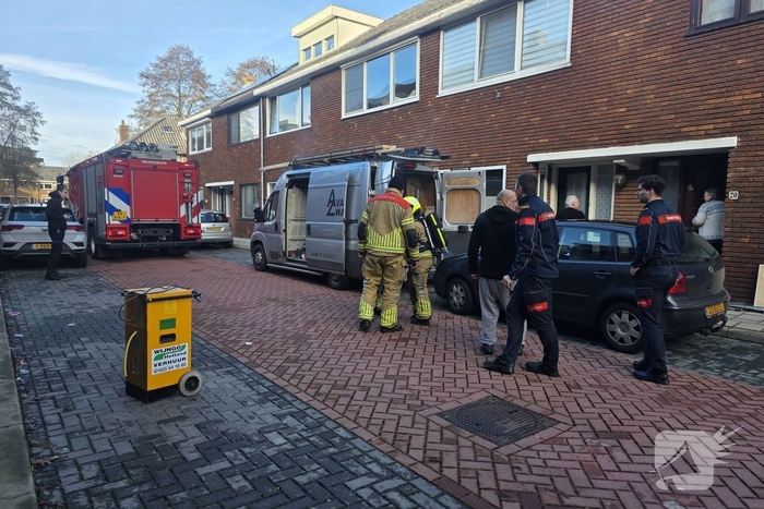 Elektrisch gereedschap in brand in bedrijfsbus