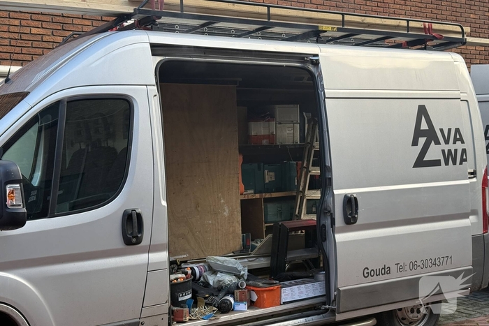 Elektrisch gereedschap in brand in bedrijfsbus