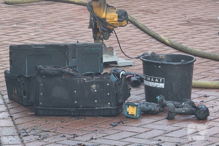 Elektrisch gereedschap in brand in bedrijfsbus