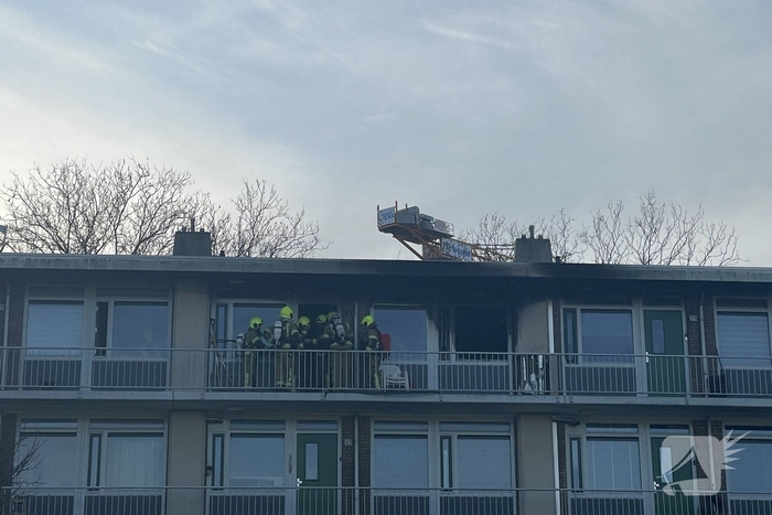 Uitslaande brand in flatgebouw veroorzaakt rookontwikkeling
