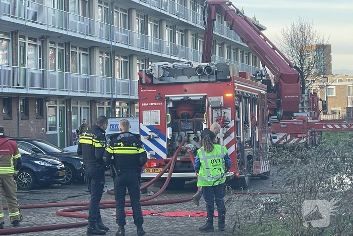 Uitslaande brand in flatgebouw veroorzaakt rookontwikkeling