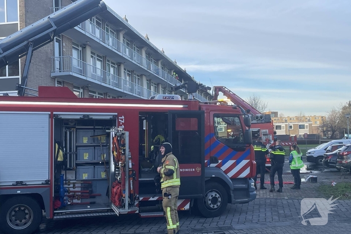 Uitslaande brand in flatgebouw veroorzaakt rookontwikkeling