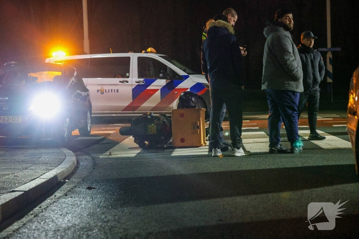 Taxi botst met thuisbezorger op fietspad