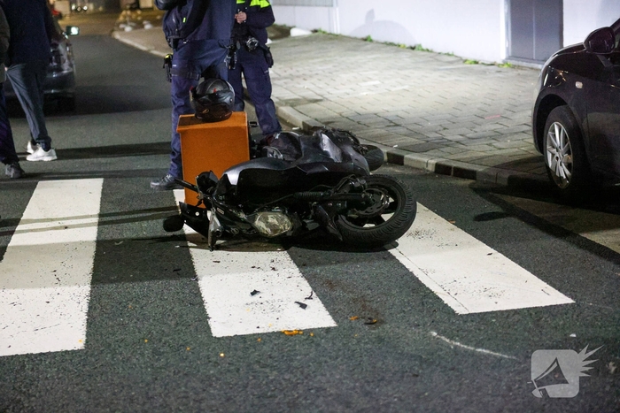 Taxi botst met thuisbezorger op fietspad