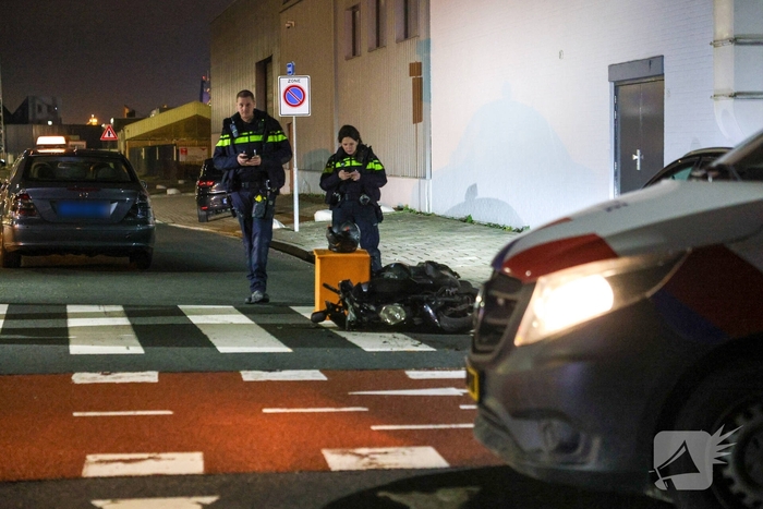 Taxi botst met thuisbezorger op fietspad