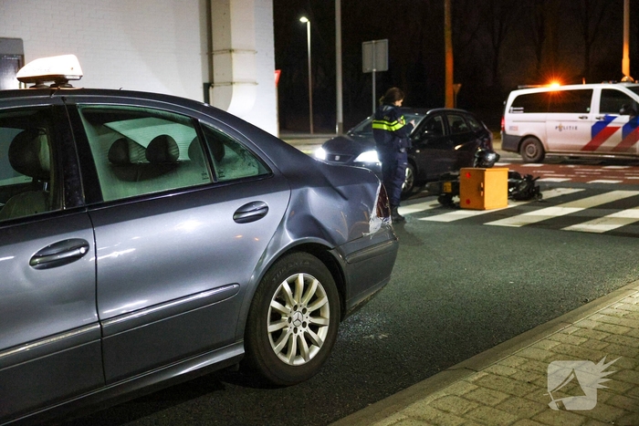 Taxi botst met thuisbezorger op fietspad