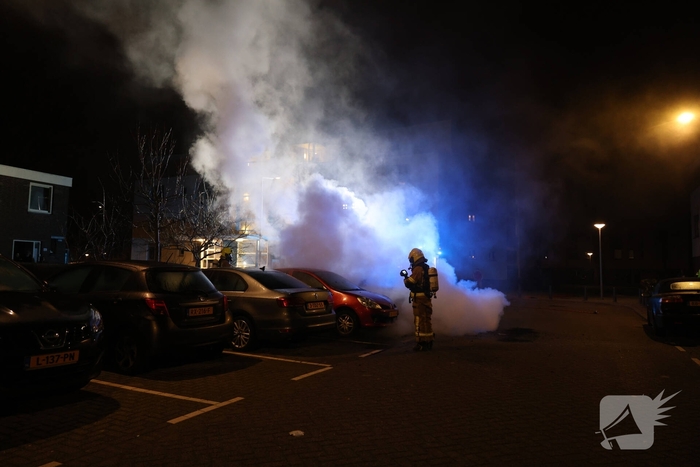 Brandstichting leidt tot felle autobrand