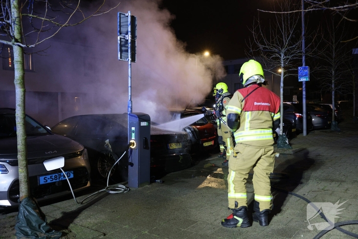 Brandstichting leidt tot felle autobrand