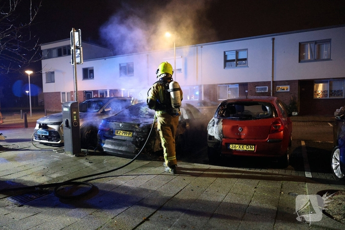 Brandstichting leidt tot felle autobrand
