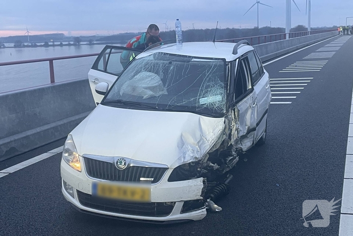 Frontale botsing op parallelbaan zorgt voor ravage