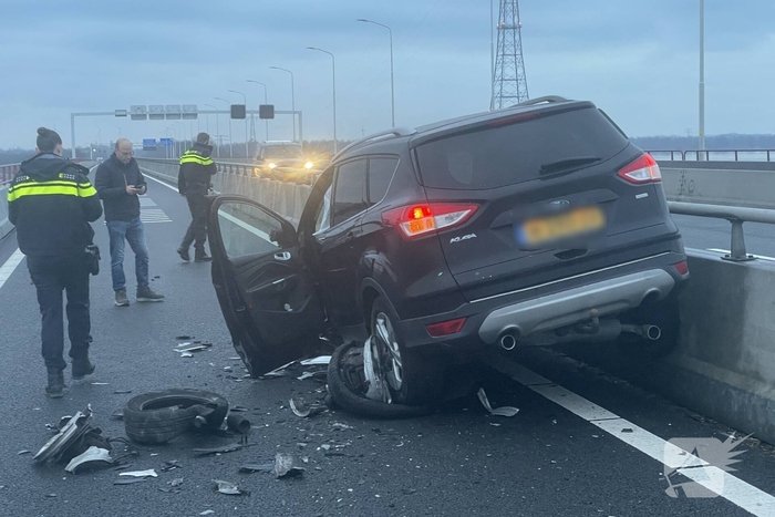 Frontale botsing op parallelbaan zorgt voor ravage