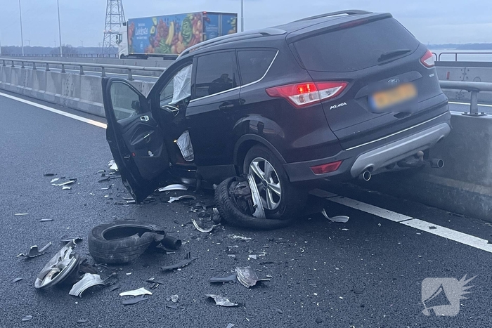 Frontale botsing op parallelbaan zorgt voor ravage