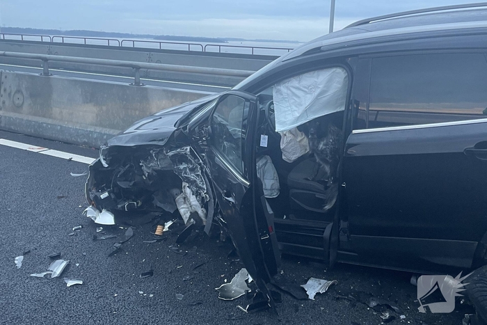 Frontale botsing op parallelbaan zorgt voor ravage