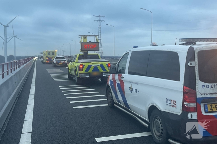 Frontale botsing op parallelbaan zorgt voor ravage