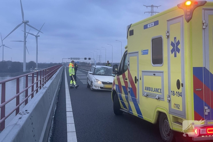 Frontale botsing op parallelbaan zorgt voor ravage