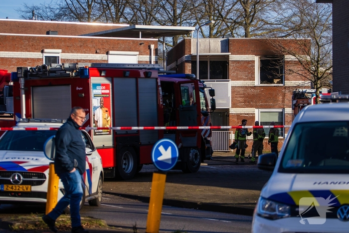 Dode en veel schade na woningbrand