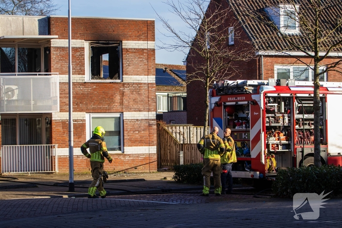 Dode en veel schade na woningbrand