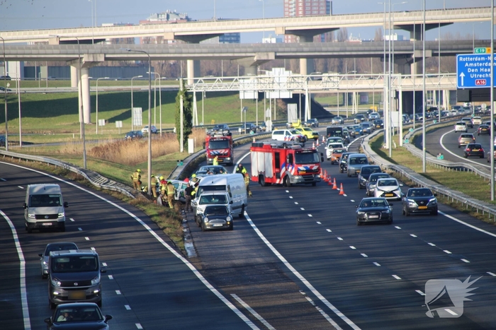 Zware aanrijding met meerdere voertuigen: auto belandt op de kop op snelweg