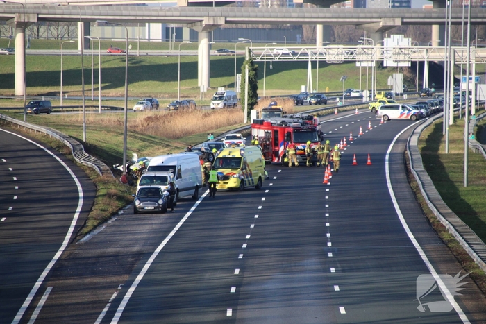 Zware aanrijding met meerdere voertuigen: auto belandt op de kop op snelweg