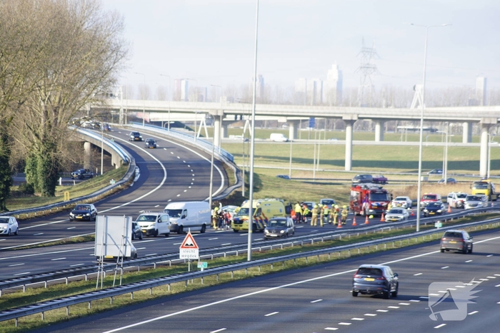 Zware aanrijding met meerdere voertuigen: auto belandt op de kop op snelweg