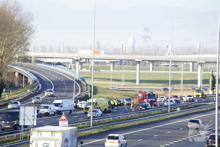 Zware aanrijding met meerdere voertuigen: auto belandt op de kop op snelweg