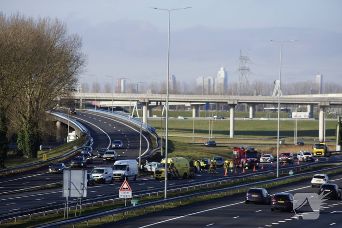 Zware aanrijding met meerdere voertuigen: auto belandt op de kop op snelweg