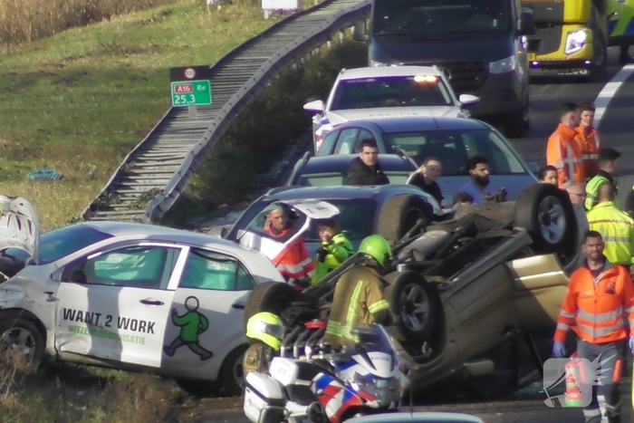 Zware aanrijding met meerdere voertuigen: auto belandt op de kop op snelweg