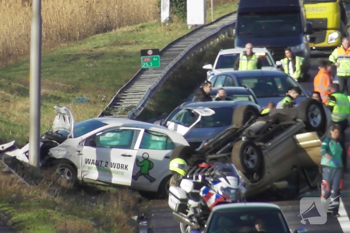 Zware aanrijding met meerdere voertuigen: auto belandt op de kop op snelweg