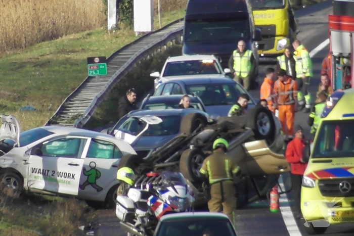 Zware aanrijding met meerdere voertuigen: auto belandt op de kop op snelweg