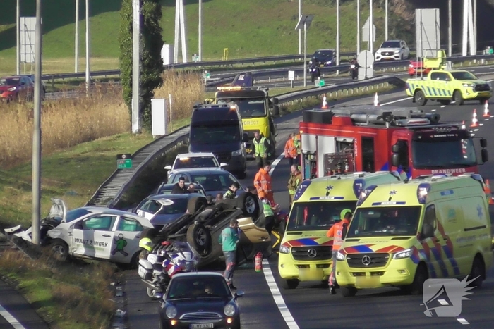 Zware aanrijding met meerdere voertuigen: auto belandt op de kop op snelweg