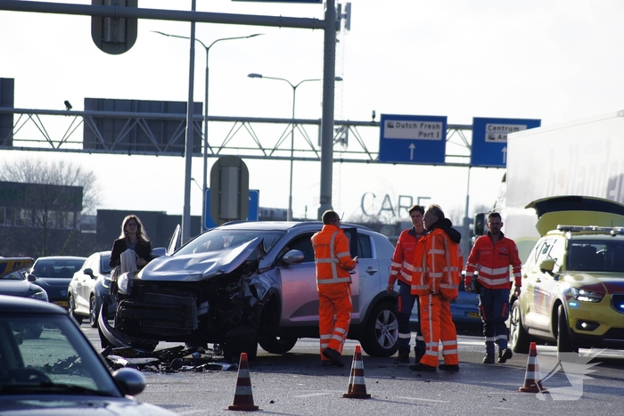 Aanrijding tussen twee voertuigen op druk kruispunt