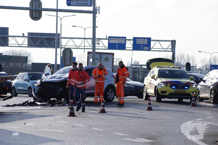 Aanrijding tussen twee voertuigen op druk kruispunt