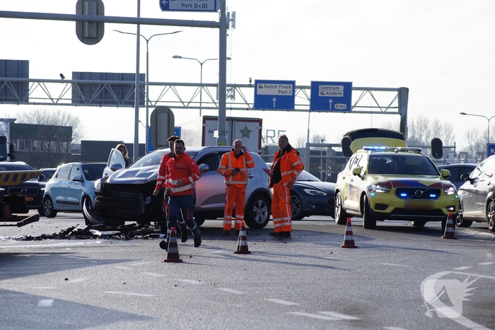 Aanrijding tussen twee voertuigen op druk kruispunt