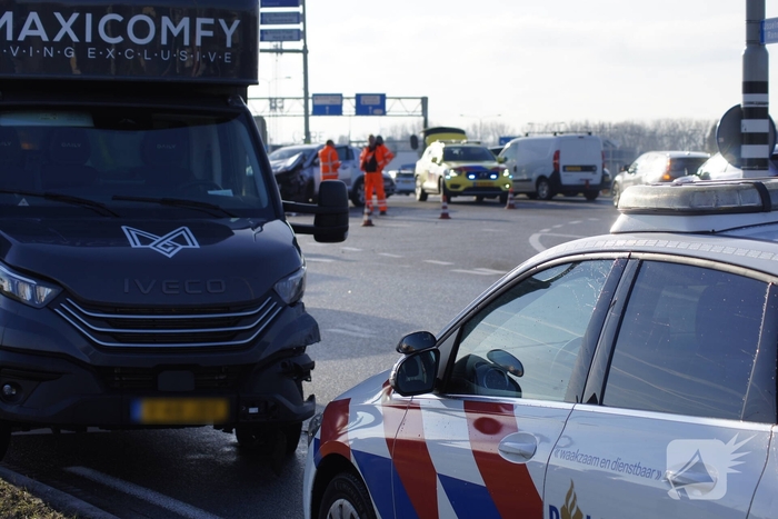 Aanrijding tussen twee voertuigen op druk kruispunt