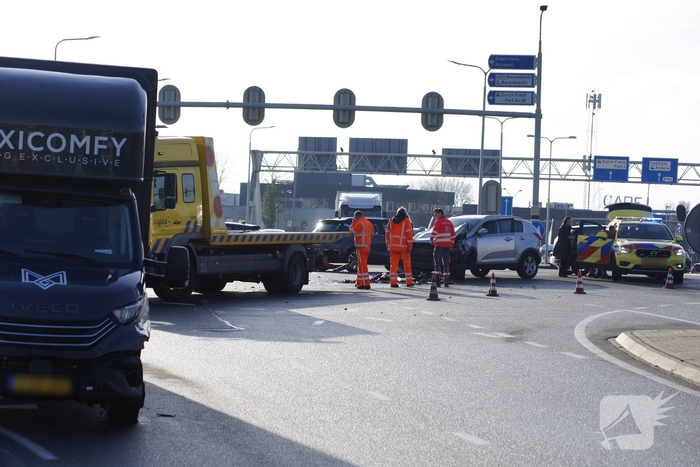 Aanrijding tussen twee voertuigen op druk kruispunt
