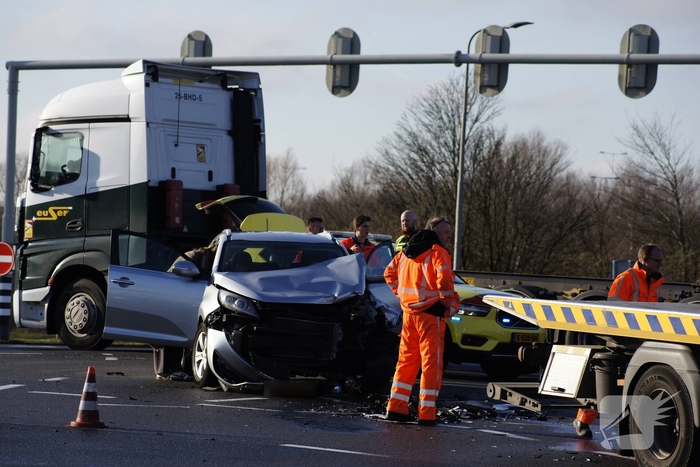 Aanrijding tussen twee voertuigen op druk kruispunt