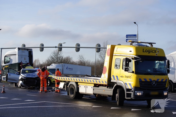 Aanrijding tussen twee voertuigen op druk kruispunt