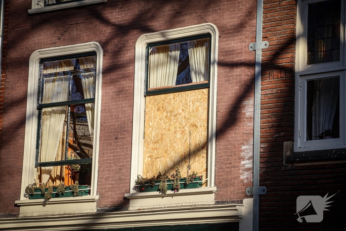 Totale verwoesting na explosies, schade bij daglicht duidelijk te zien